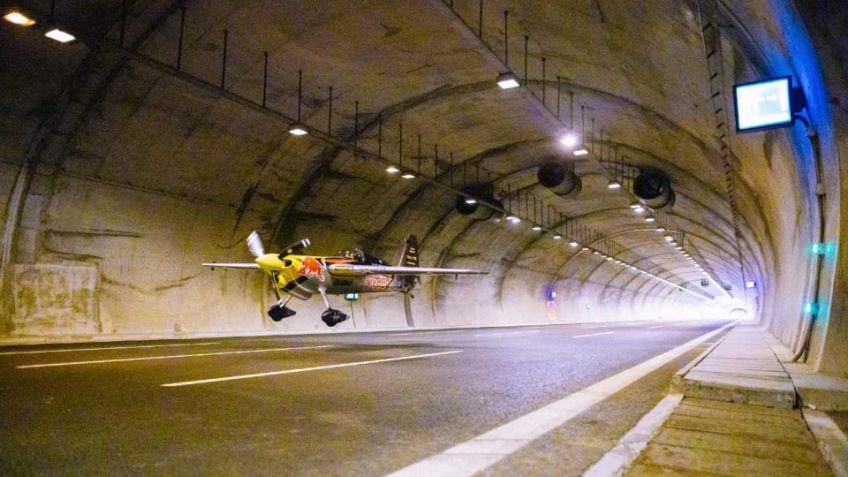 Increíble desafío: un avión voló a través de dos túneles a 245 km/h